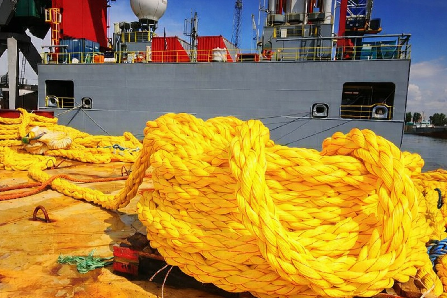 Synthetic rope on offshore vessel deck